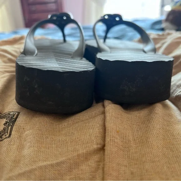 Gucci GG Black Chevron Flip Flops size 39 - Picture 3 of 9